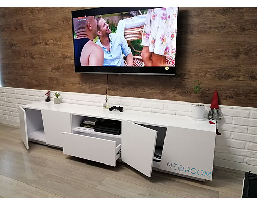 Ліза Тумба під ТВ