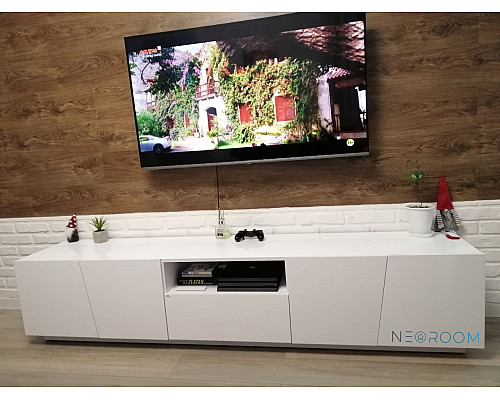 Ліза Тумба під ТВ