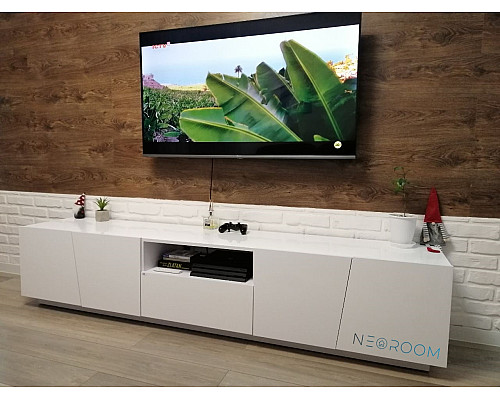 Ліза Тумба під ТВ