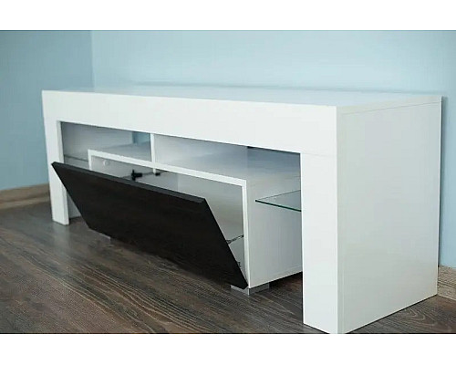 Моніка Тумба під ТВ